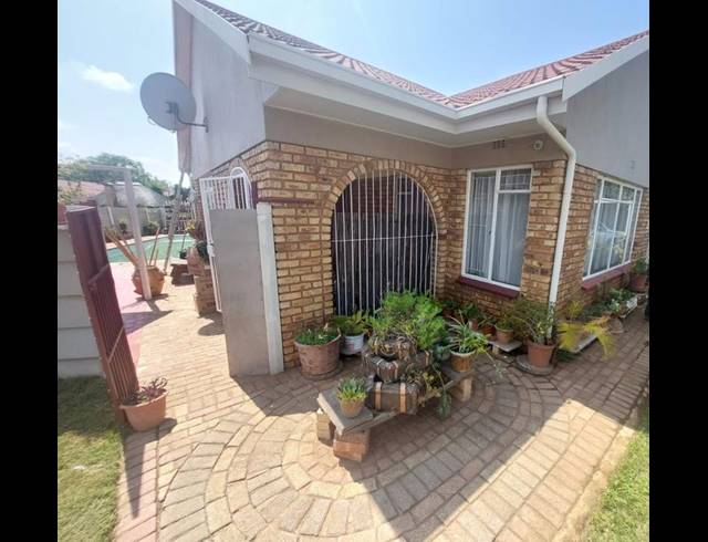 4 BEDROOM HOUSE FOR SALE IN HELIKONPARK